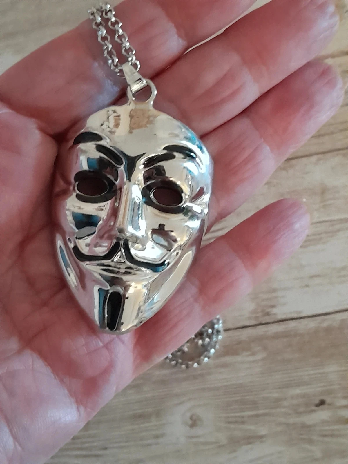collier masque tiré du film, V for Vendetta – photo 5